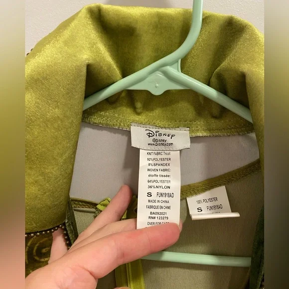 Winifred Sanderson Halloween Costume with Necklace - Picture 5 of 7